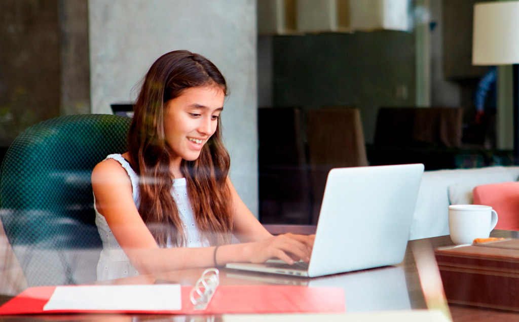Curso de inglés para jóvenes y niños en aula virtual