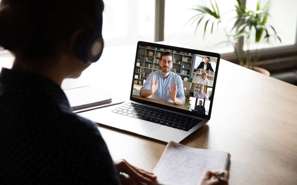 Clases de inglés online trimestrales para adultos en grupo